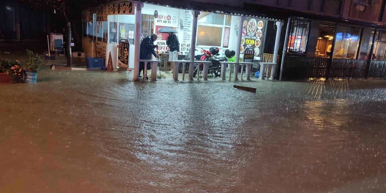 İzmir’i yağmur ve fırtına vurdu
