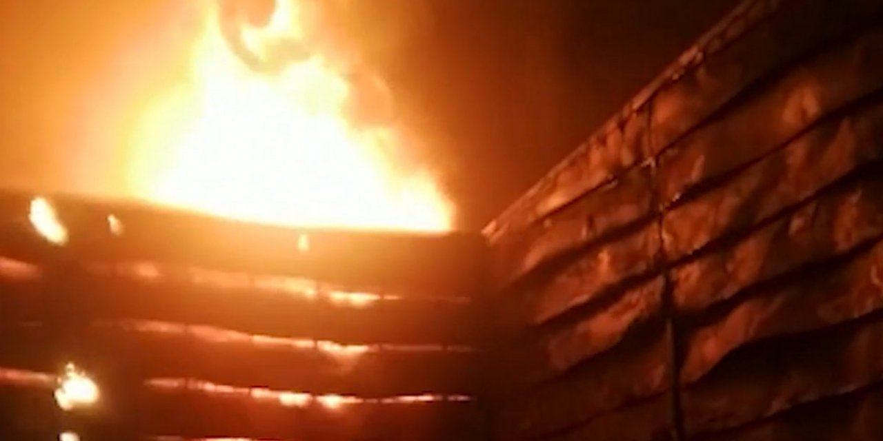 Kırıkkale'deki 500 metre büyüklüğünde olan depoda yangın çıktı