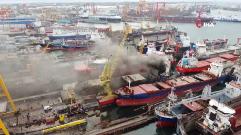 Tuzla tersanesinde gemide yangın çıktı