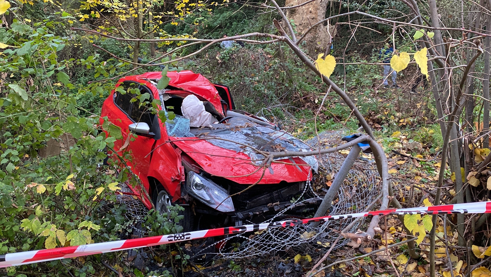 Beykoz’da aşırı süratli seyreden otomobil ağaçlara çarptı: 1 ölü, 1 yaralı