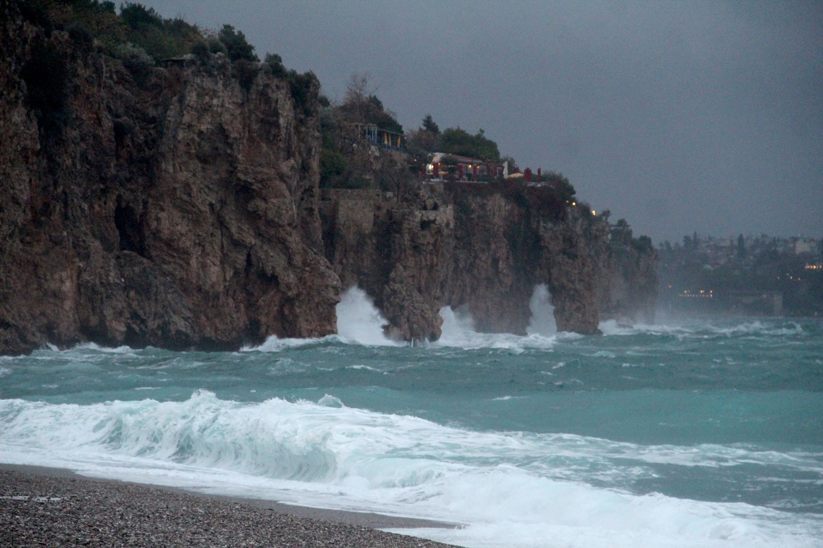 Dünyaca ünlü sahil dev dalgalara teslim oldu