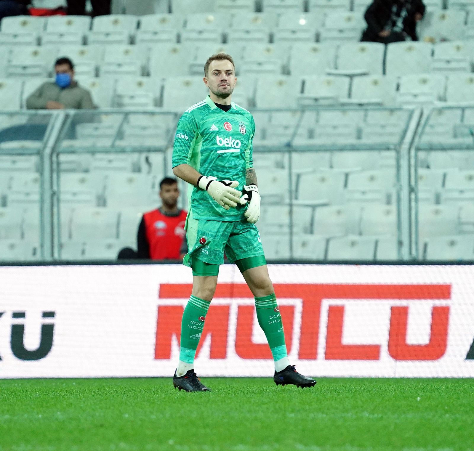 Mert Günok hastaneye götürüldü