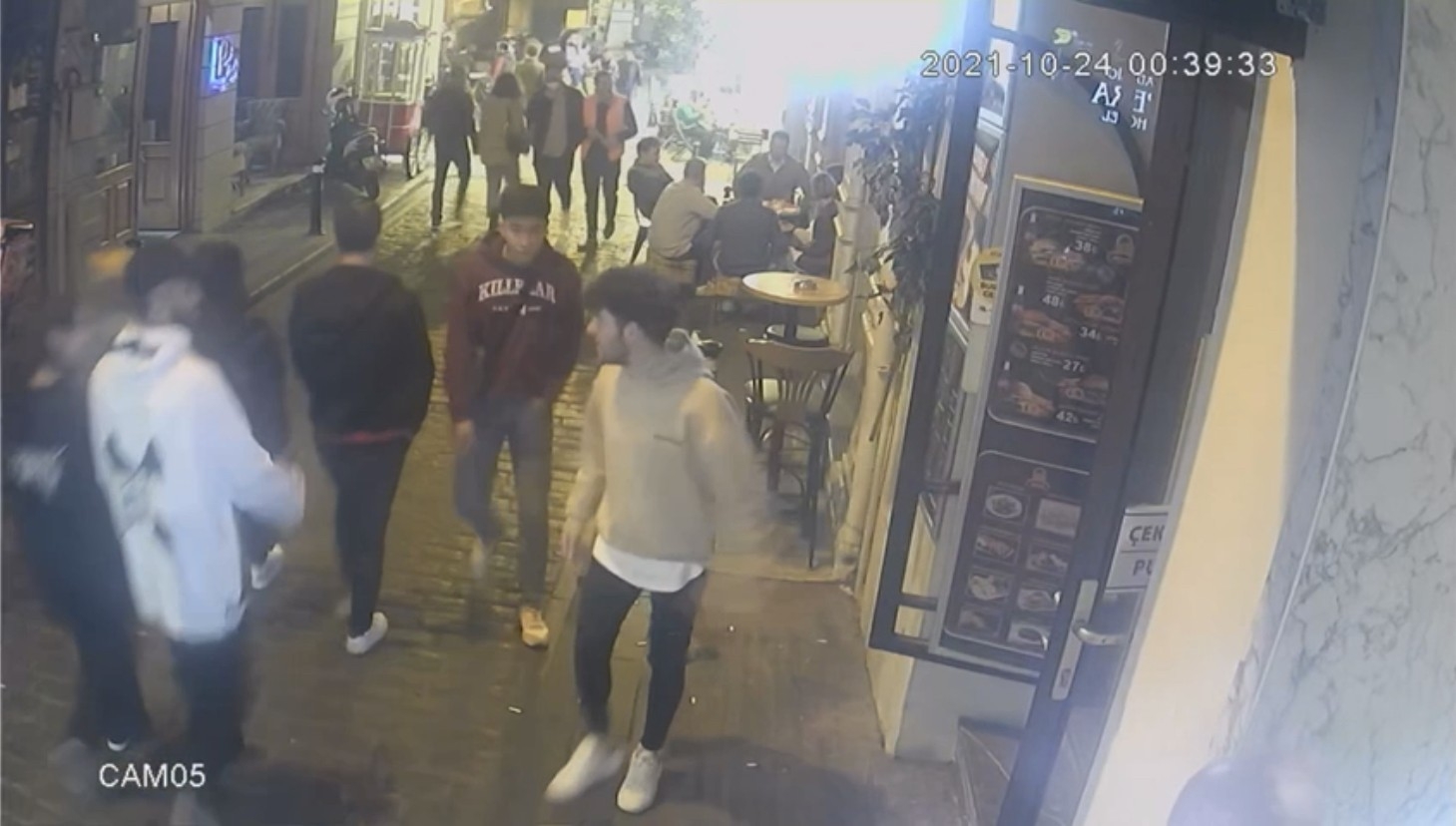 Taksim’de genç kızı felç eden öldüresiye dayak kamerada