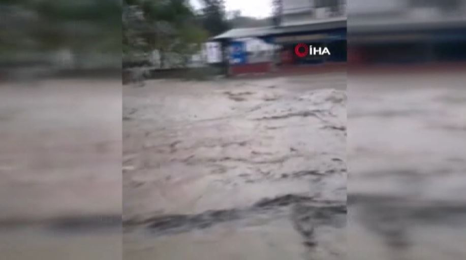 Şiddetli yağış seraları sular altında bıraktı