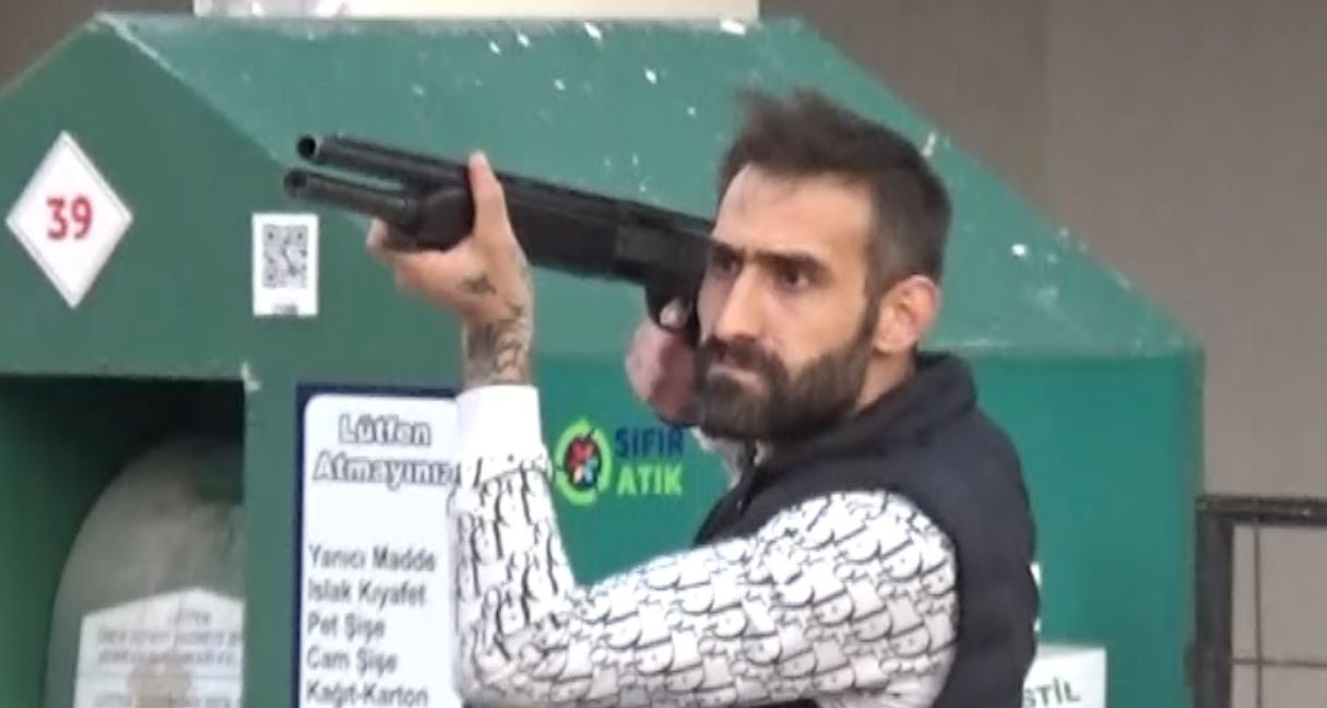 Bir kişiyi tüfekle vurdu, yakalanacağını anlayınca tüfeği önce polise sonra kendine doğrulttu