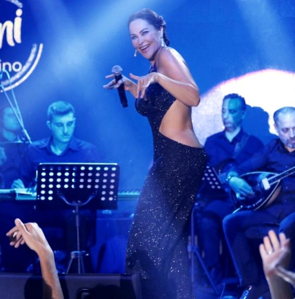 Hülya Avşar sırt dekolteli kıyafetiyle resmen meydan okudu