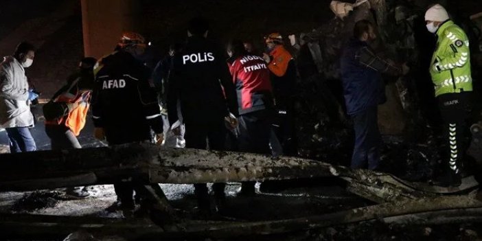 Köprüden düşen TIR yandı, 2 ölü, 1 yaralı