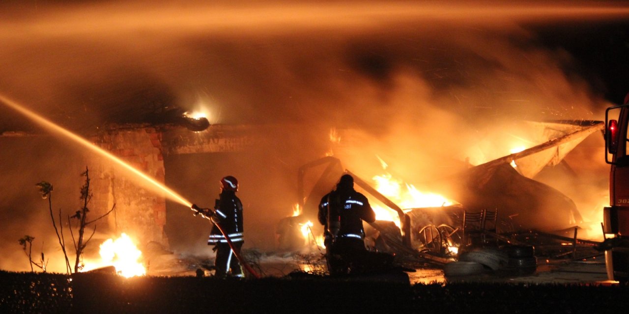 Lastikçi alev alev yandı