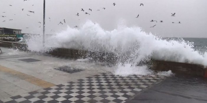 Tekirdağ’da şiddetli fırtına: Dev dalgalar kıyıya vurdu