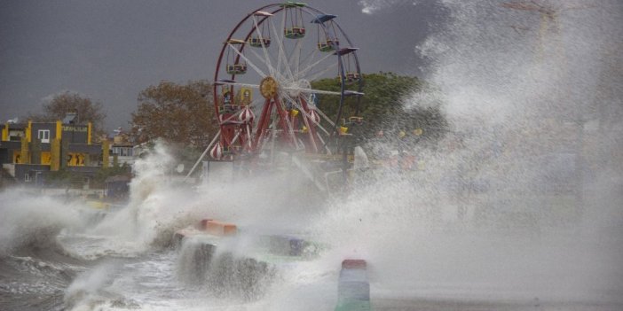 Yüksekliği 5 metreyi bulan dev dalgalar sahilleri dövüyor