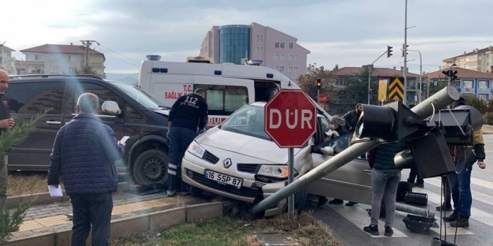 Araç içerisinde sıkışan kadın güçlükle çıkarıldı