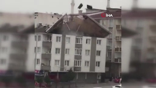 Sultangazi’de şiddetli lodos çatıyı uçurdu