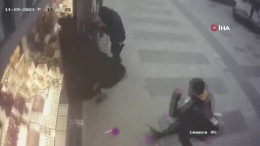 Arnavutköy’de şiddetli rüzgarla düşen tabela kadına çarptı