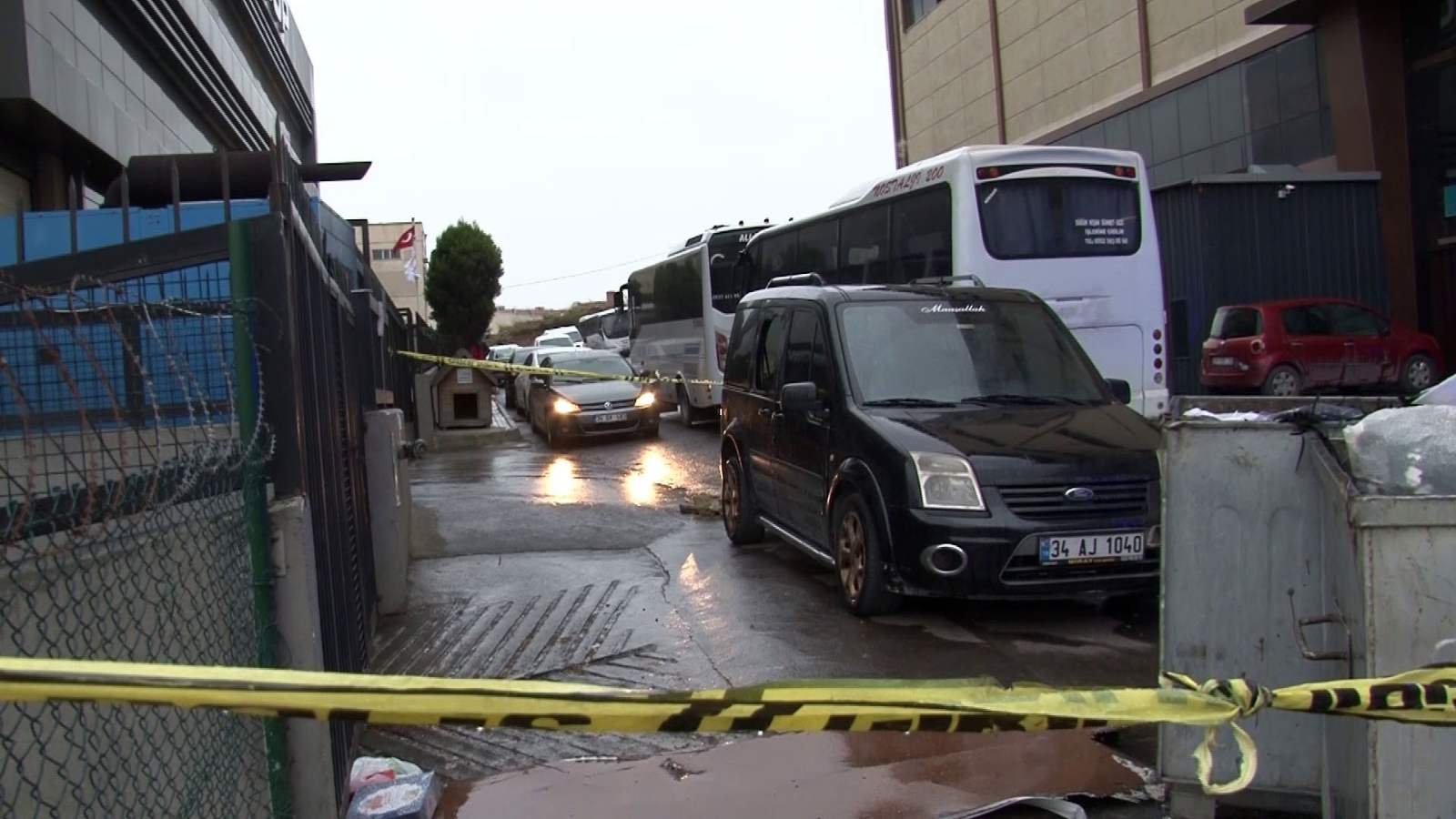 Şiddetli rüzgar fabrika çatısının saçlarını uçurdu