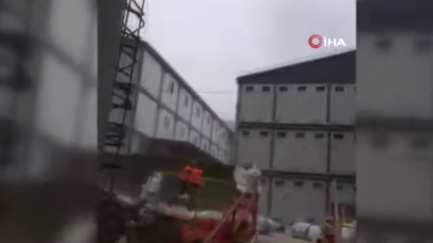 İşçilerin lodostan korunmak için girdikleri binanın çatısı uçtu