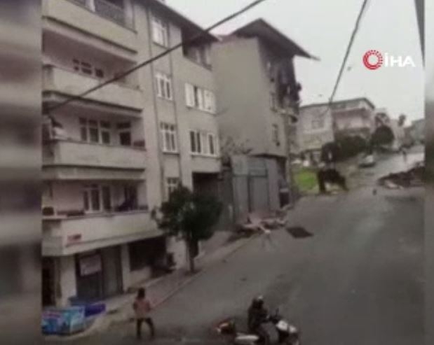 Avcılar’da binanın çatısı yola uçtu, motosikletli kaçmak yerine izledi
