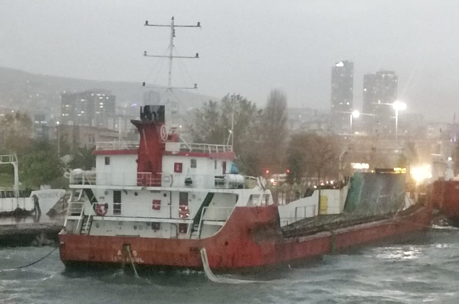 Maltepe’de lodos nedeniyle gemi karaya oturdu