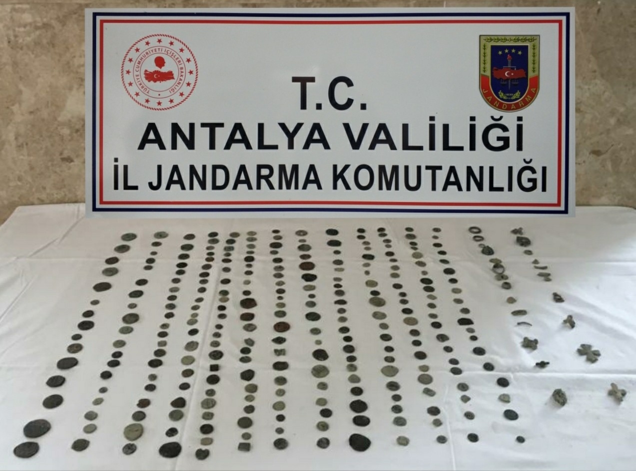 Antalya’da motosikletle tarihi eser kaçakçılığı jandarmaya takıldı