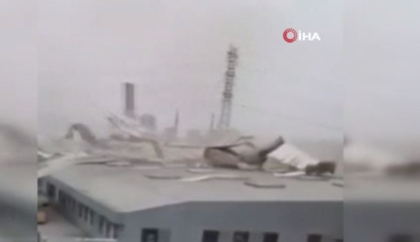 İkitelli’de fabrikanın çatısı adeta kağıt gibi soyuldu