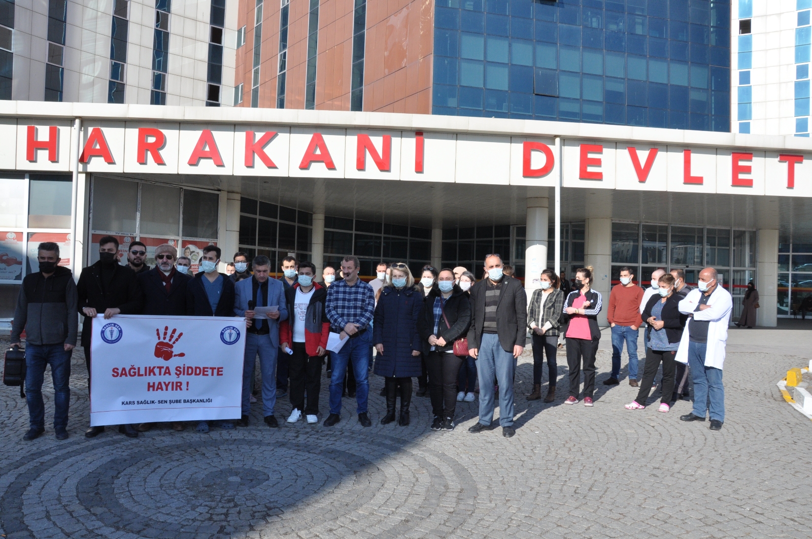 Darp edilen sağlık çalışanına destek çığ gibi büyüyor