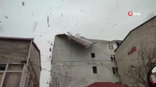 Başakşehir’de şiddetli lodos iş yeri ve binaların çatılarını uçurdu