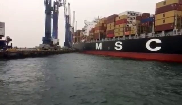 Ambarlı Limanı’nda şiddetli lodos nedeniyle sürüklenen yük gemisi iskeleye çarptı