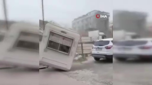 Fırtınada, görevli içindeyken güvenlik kulübesi uçtu