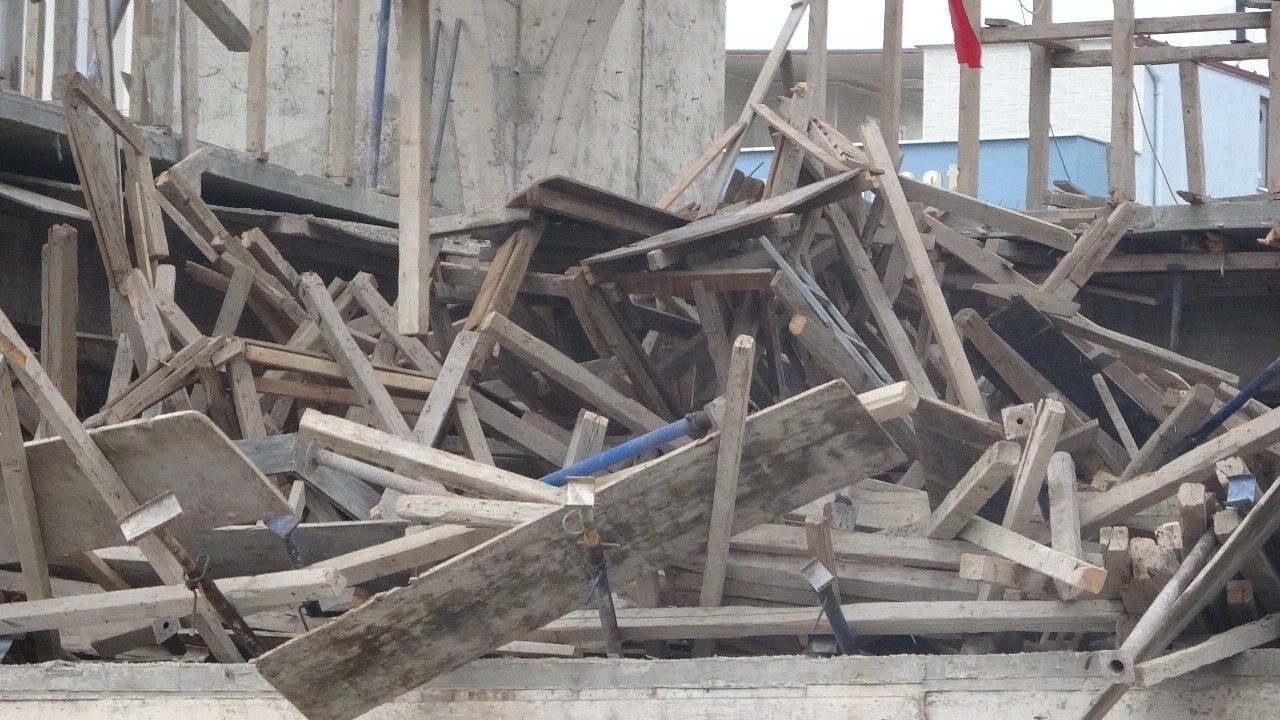 Cami inşaatının iskelesi lodos sebebiyle çöktü: 8 yaralı