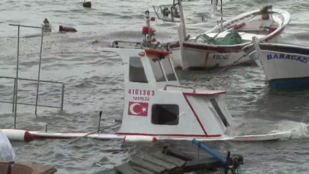 Şiddetli rüzgar balıkçı teknelerini de vurdu, 7 tekne alabora oldu