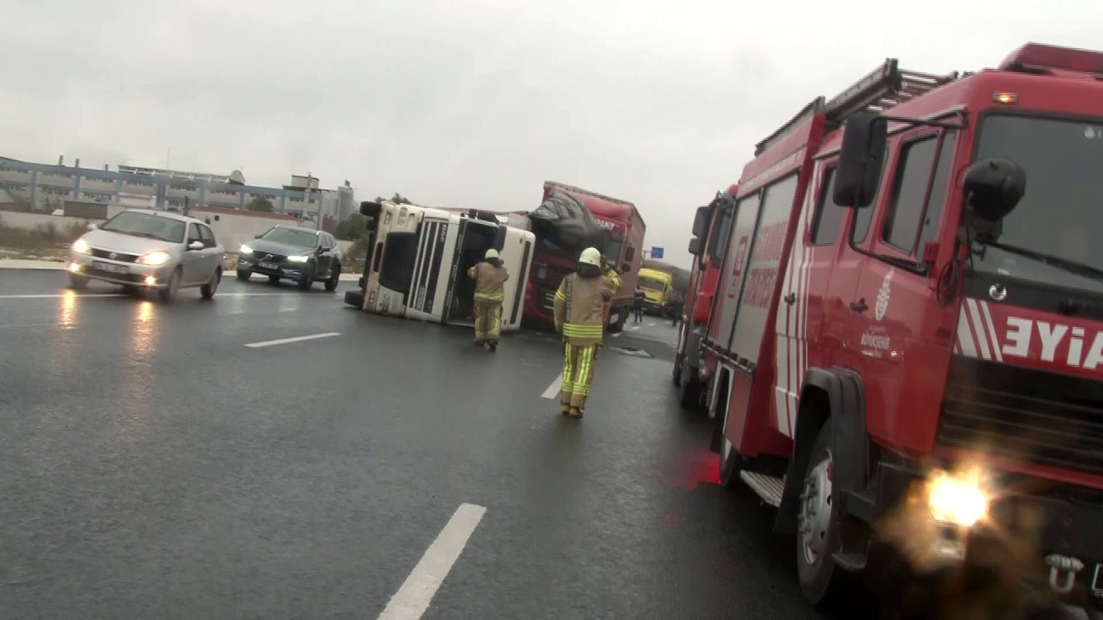 Lodos nedeniyle 2 tır 1 kamyonet devrildi