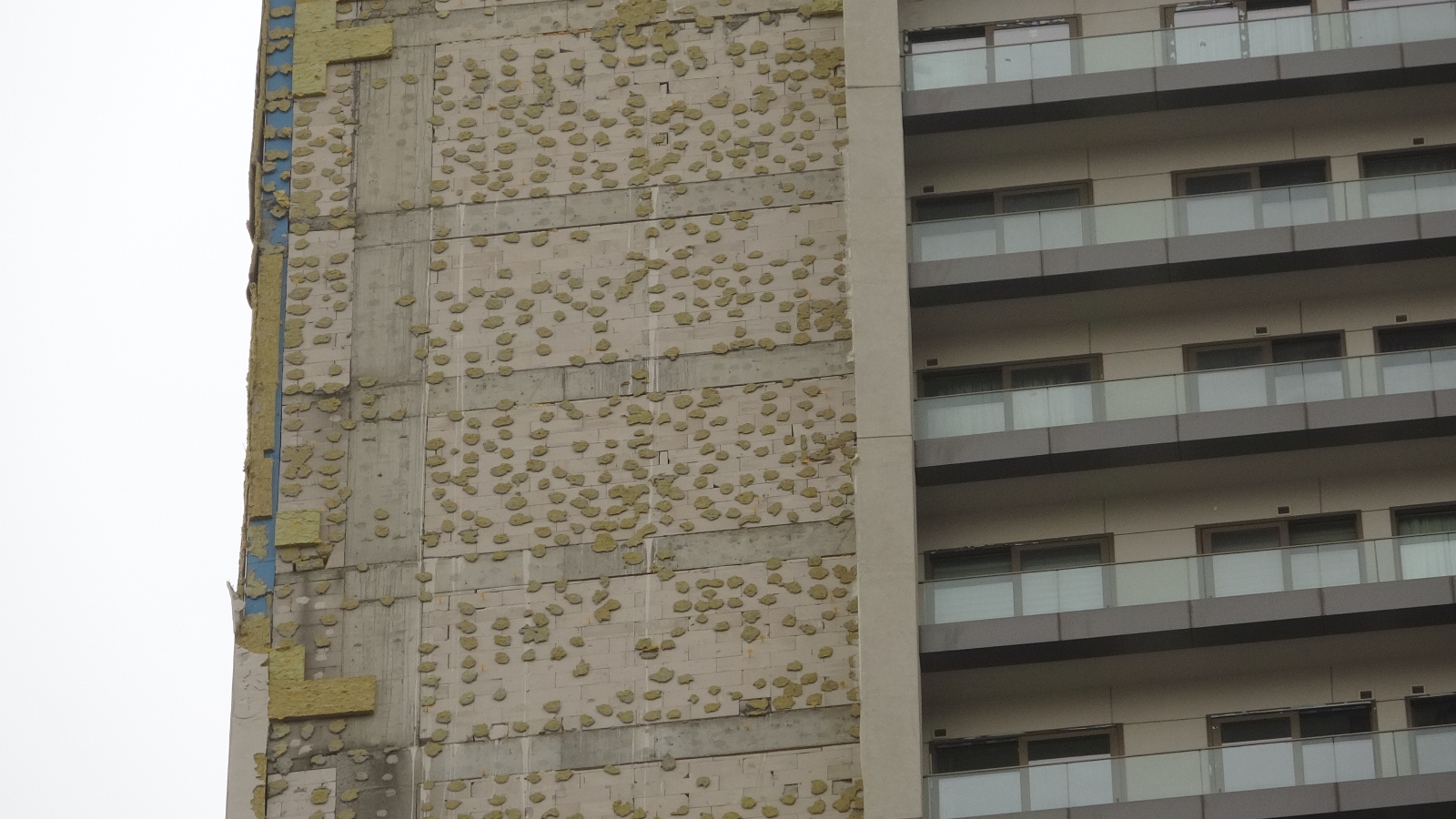 Kartal’da lodos nedeniyle rezidans duvarından kopan parçalar otomobillerin üzerine düştü