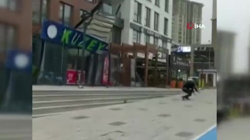 Başakşehir’de uçan tabeladan son anda kurtulduğu o anlar kamerada