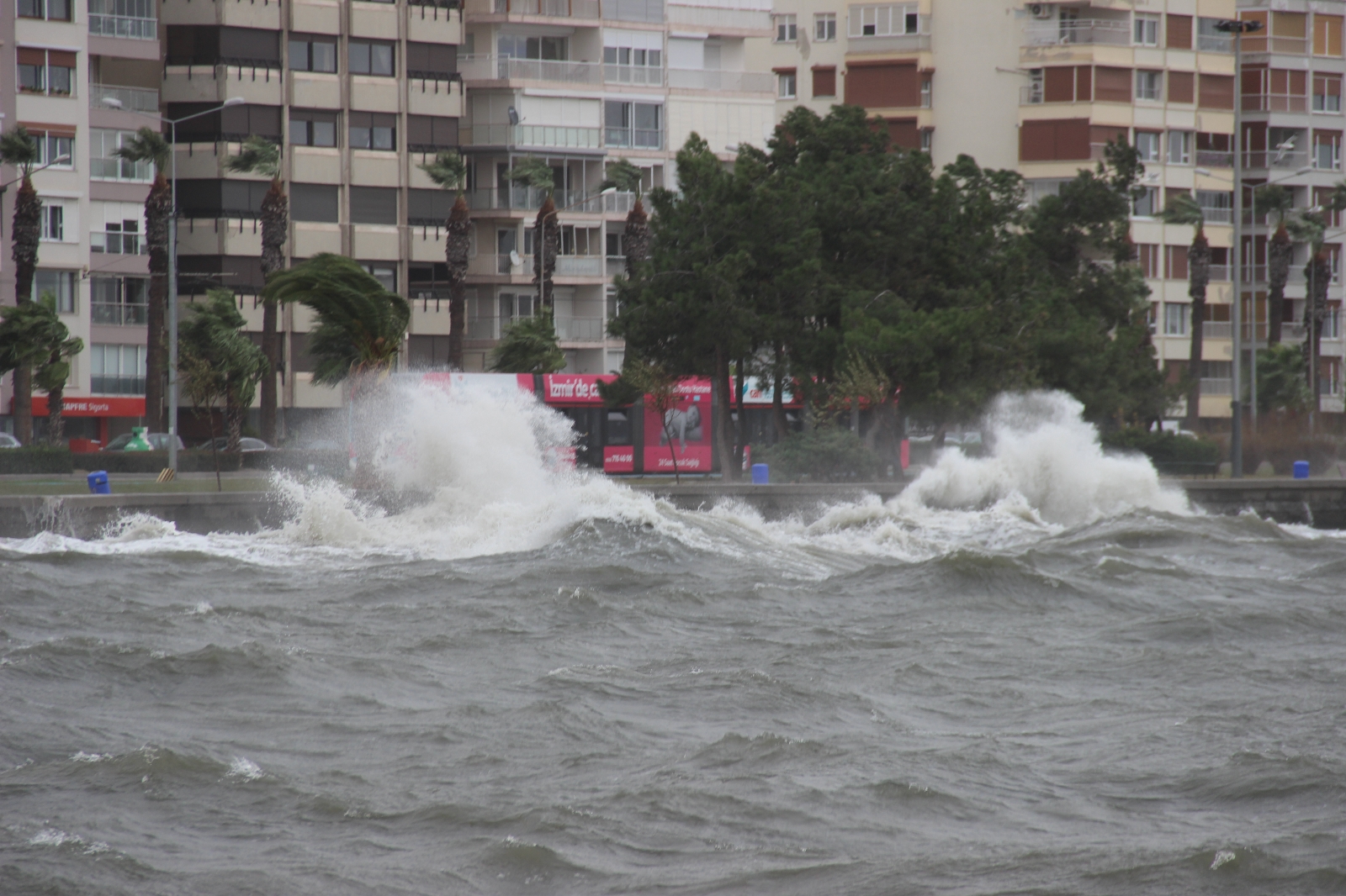 Fırtına sebebiyle dalga boyu 4 ila 5.5 metreye ulaştı