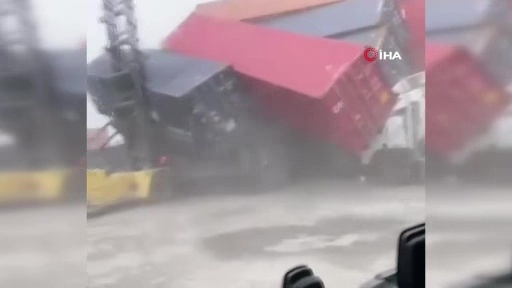 Arnavutköy şiddetli rüzgar nedeniyle konteynerler üst üste düştü