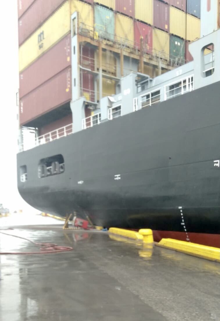 Beylikdüzü’nde liman içerisinde gemi karaya oturdu