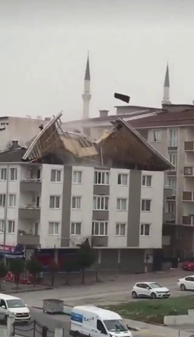 Sultangazi’de şiddetli lodos nedeniyle çatı yola düştü; 2 yaralı