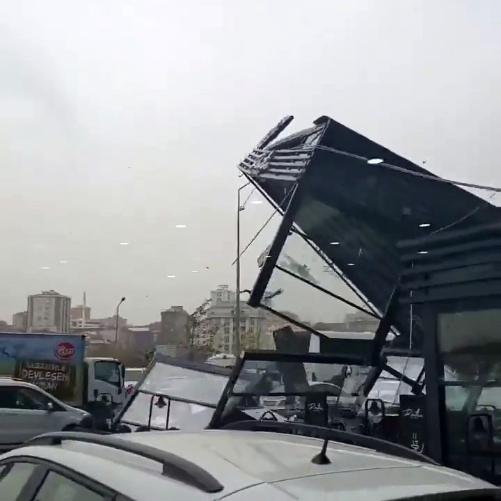 Lodos kafeyi böyle uçurdu