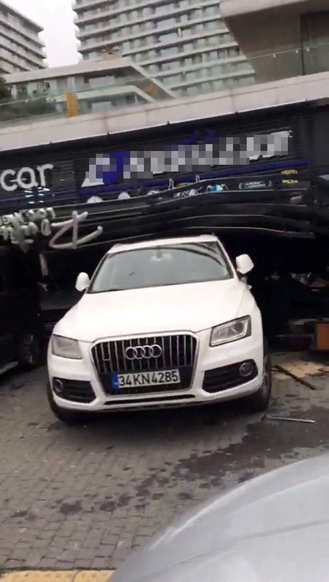 Bağcılar’da lüks sitedeki kafelerin çatıları araçların üstüne yıkıldı