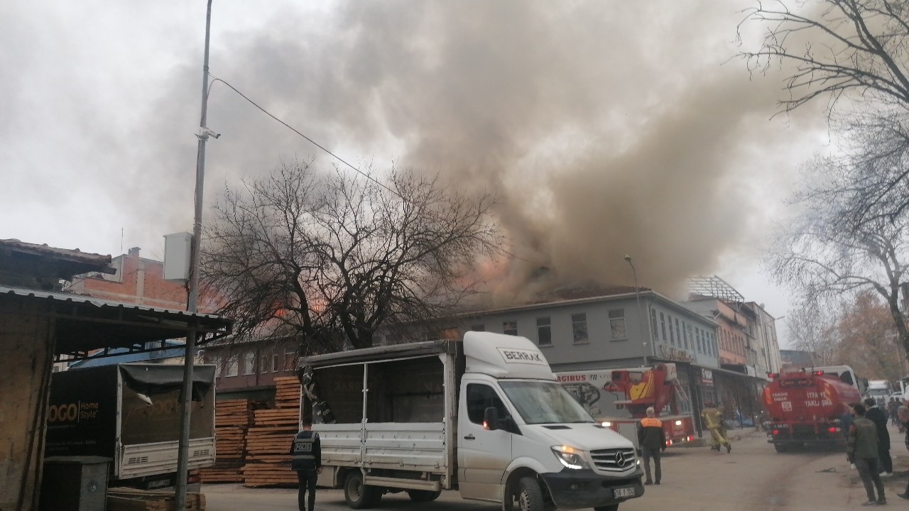 3 mobilya firmasında yangın