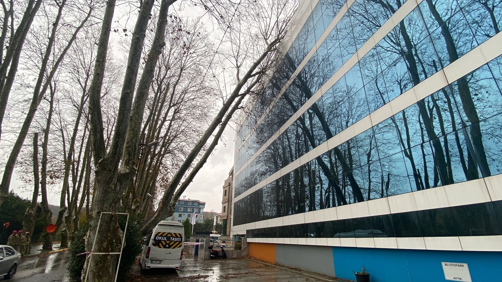 Sarıyer’de çatılar uçtu ağaçlar devrildi