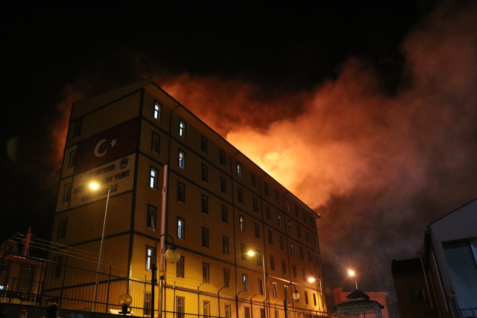 Rize’de yurt çatısında çıkan yangın kontrol altına alındı