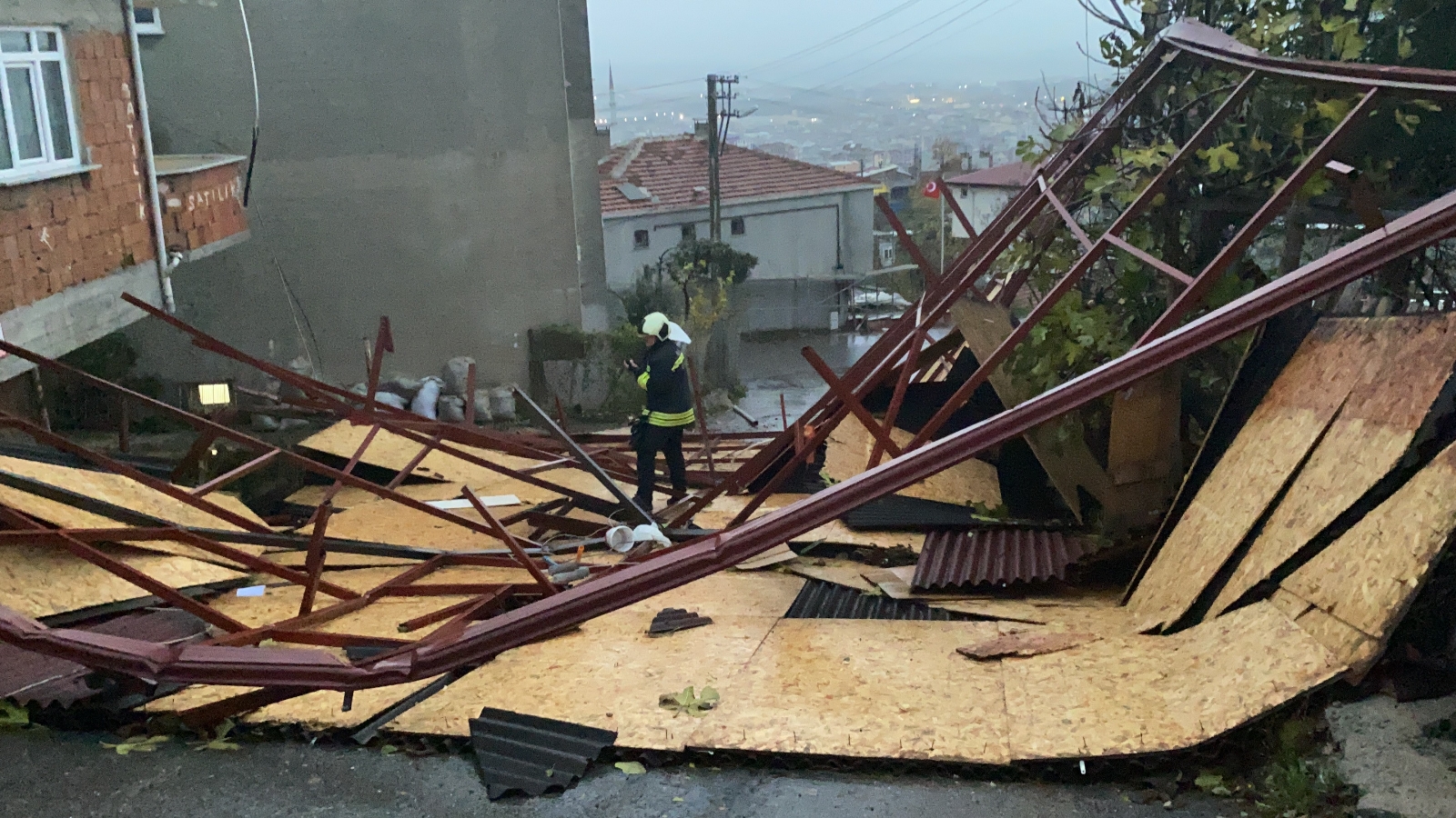 Binanın çatısı uçunca çeyizleri böyle kaçırdılar
