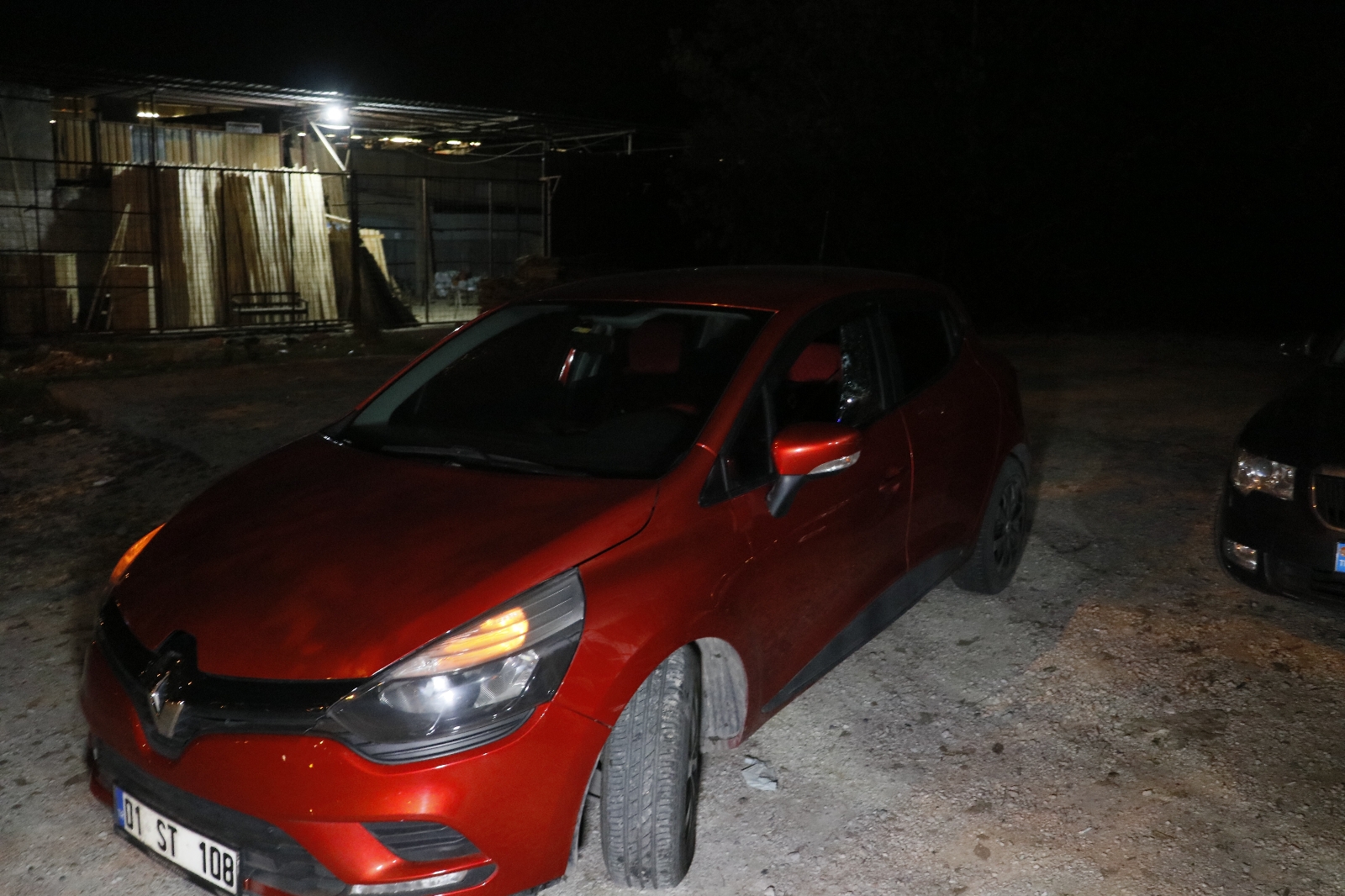 Adana’da seyir halindeki otomobile çapraz ateş açıldı: 1 ölü, 1 yaralı