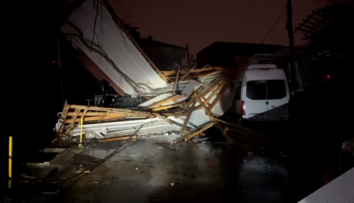 Sarıyer’de binanın çatısı park halindeki araçların üzerine düştü