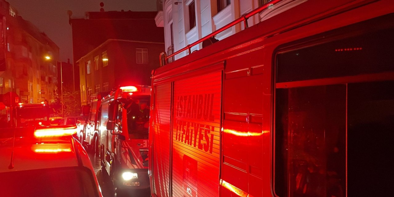 Şişli’de fırtınada uçan çatı başka bir binanın çatısına düştü