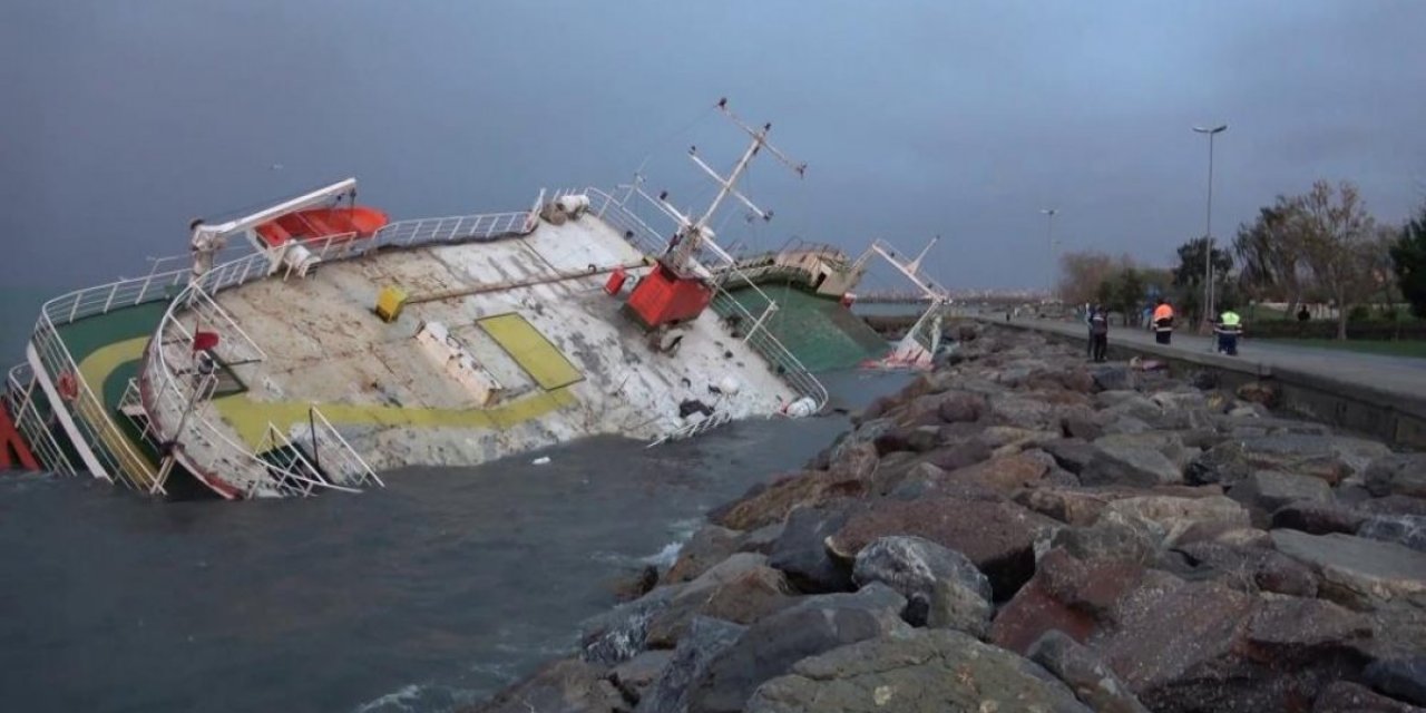 Maltepe'de lodos nedeniyle karaya oturan geminin son hali