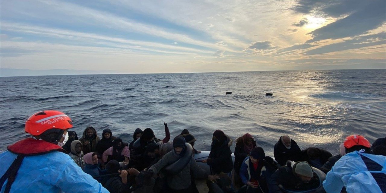 İzmir’de, Yunanistan tarafından itilen 65 kaçak göçmen kurtarıldı