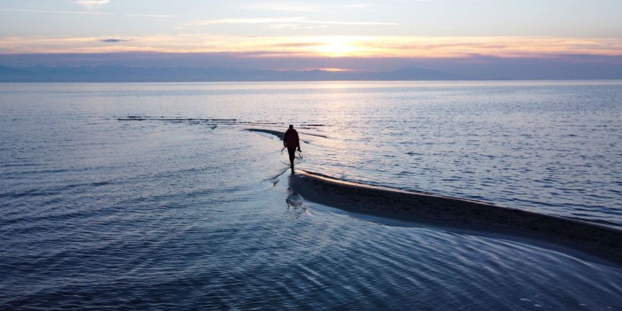 Van Gölü’nde sular çekilince yeni adacıklar oluştu