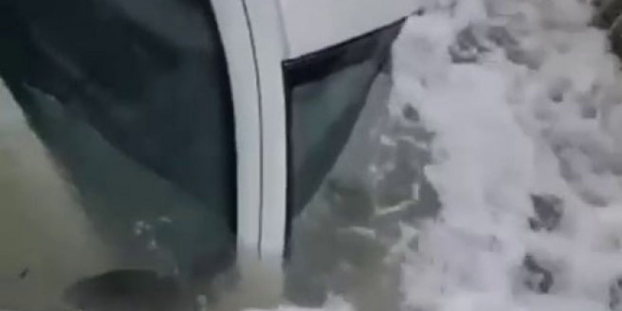 Büyükçekmece’de dev dalgalar aracı yuttu