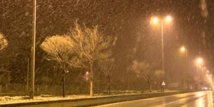 Ankara'ya Yılın İlk Karı Yağdı